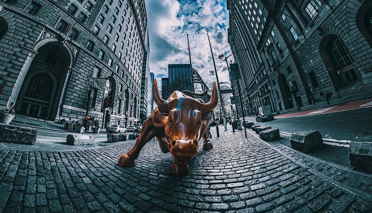 Seesaw Wall Street Rises, Hedge Funds Draw Investors, More Financial News